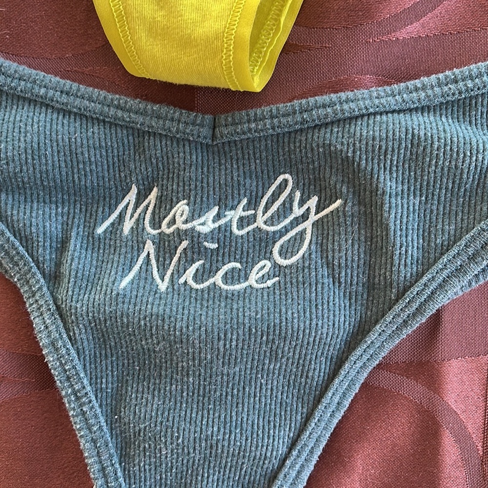 3 Pair of Victoria’s Secret NWT thong/string size M/M - Picture 3 of 9